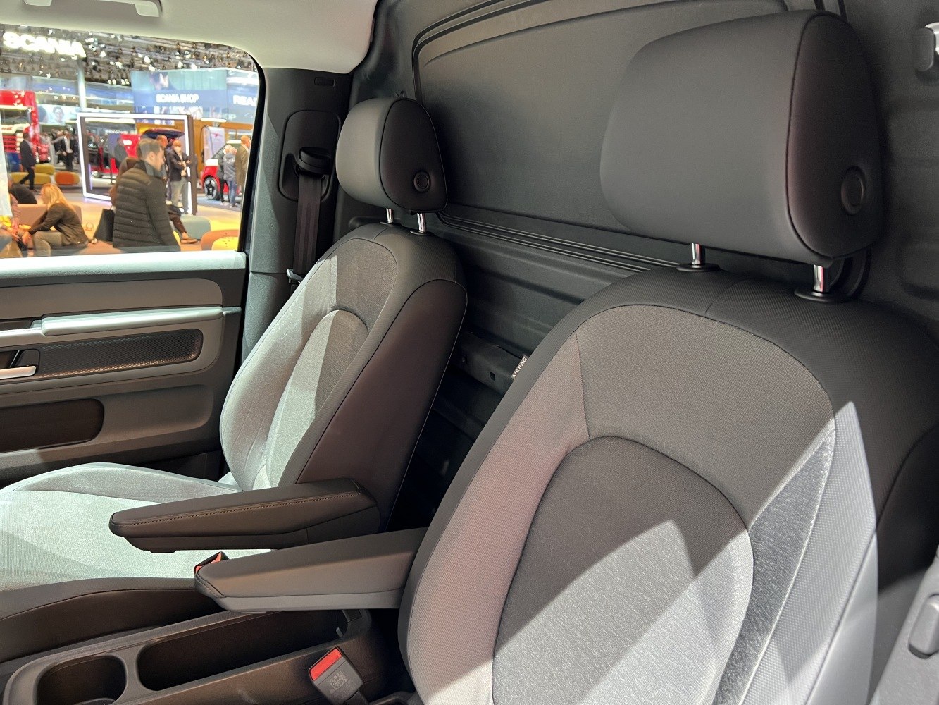 Two-tone front seats with armrests and metal door handle