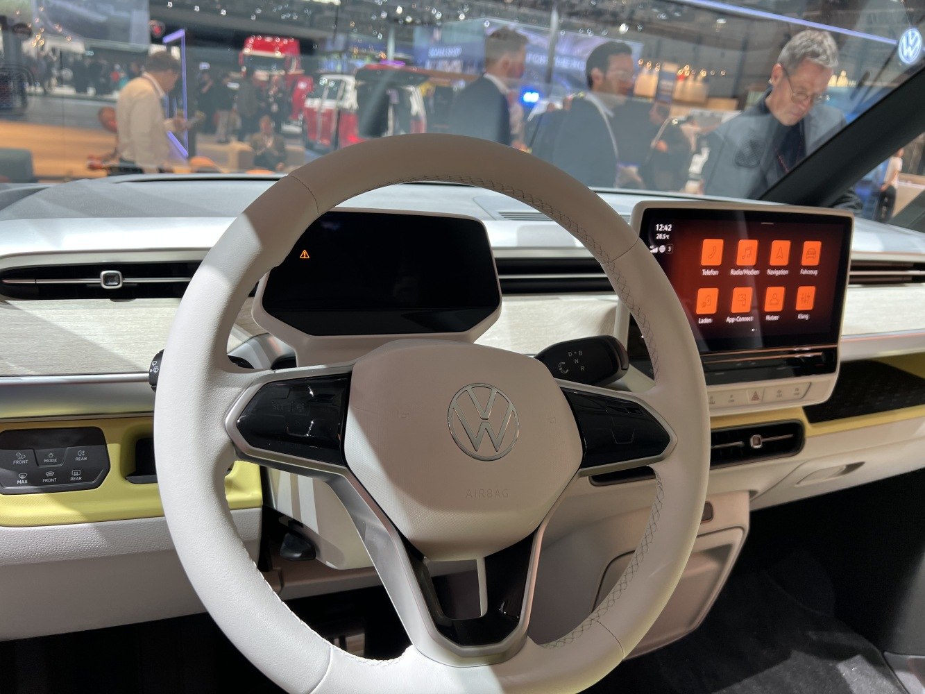 Steering wheel and digital dashboard with touchscreen infotainment system