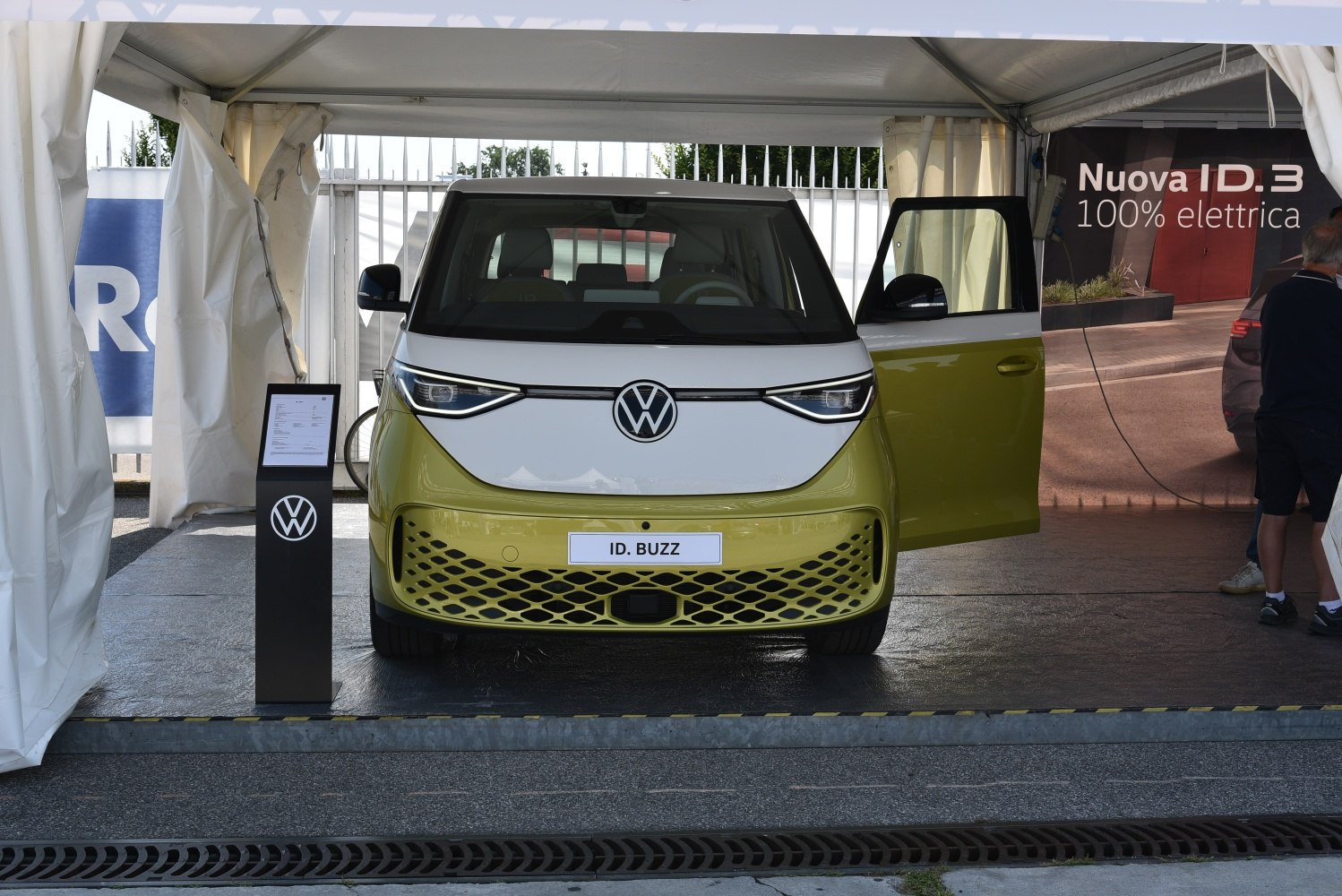 Front profile with LED headlights and unique grille design
