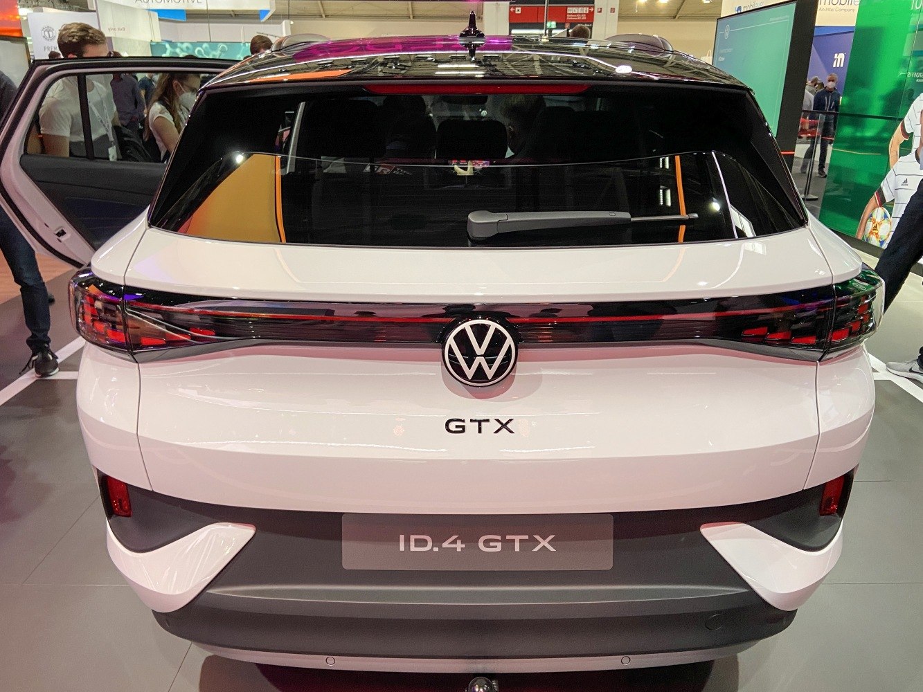 Rear view with continuous LED tail light bar and rear wiper