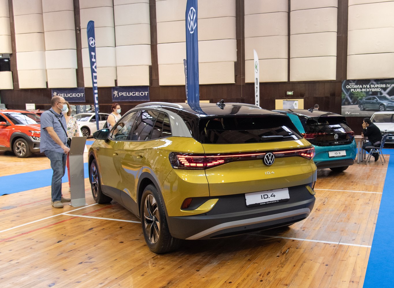 Rear view of electric SUV with LED tail light and two-tone roof