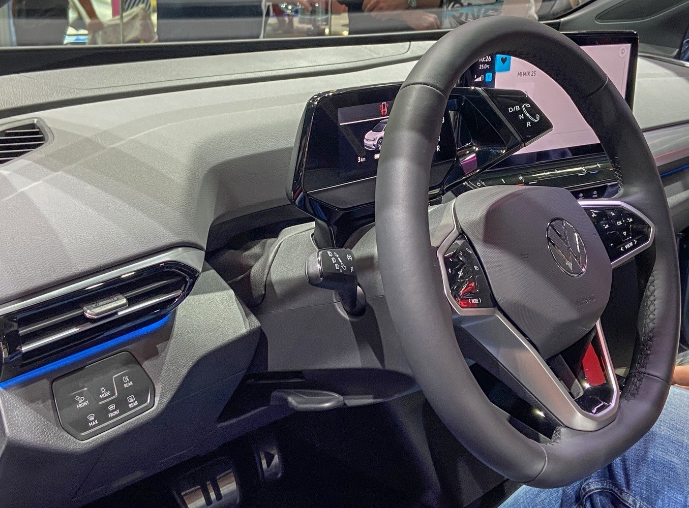 Digital dashboard and multifunction steering wheel with touchscreen display