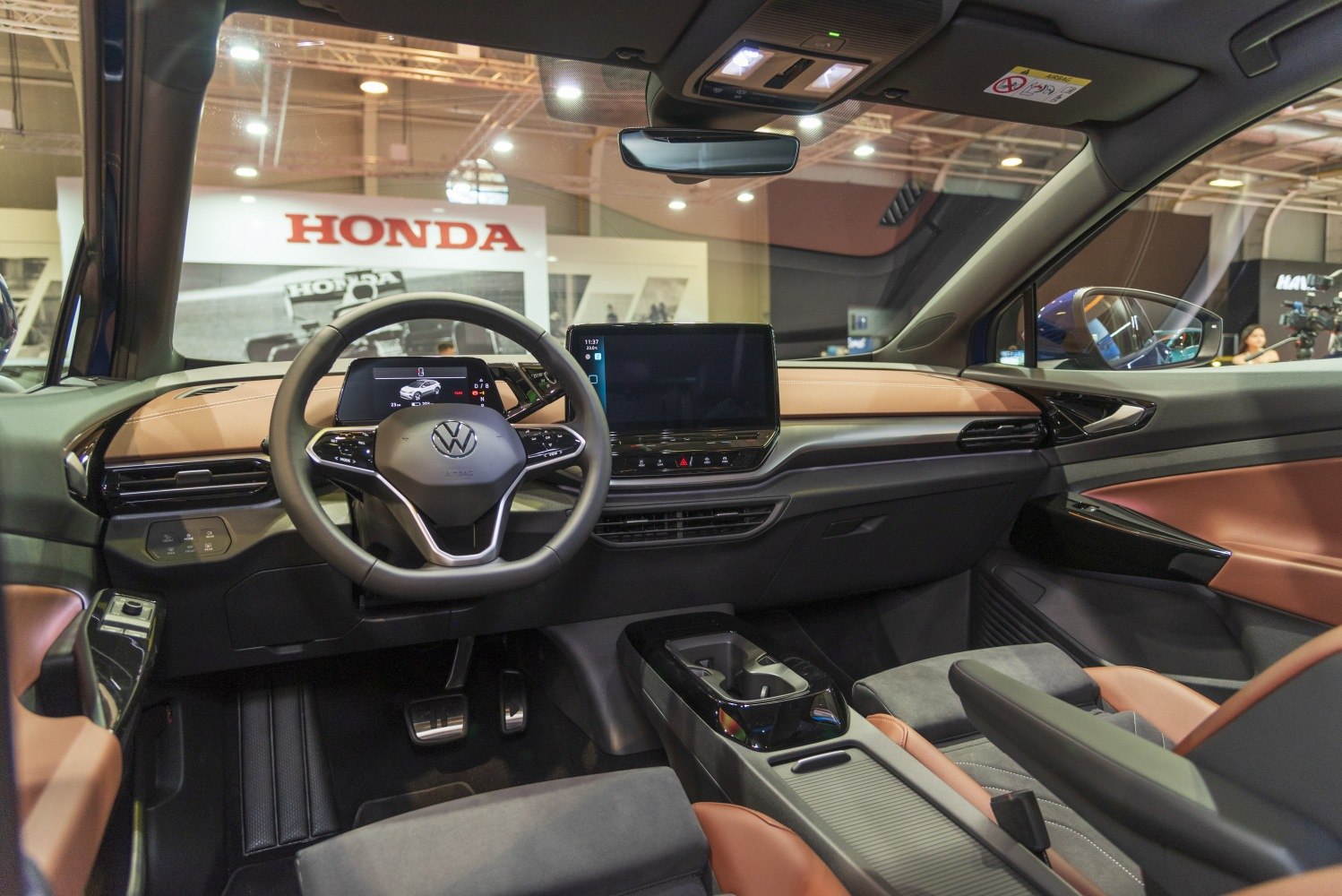 Modern dashboard and digital steering wheel with premium interior design.