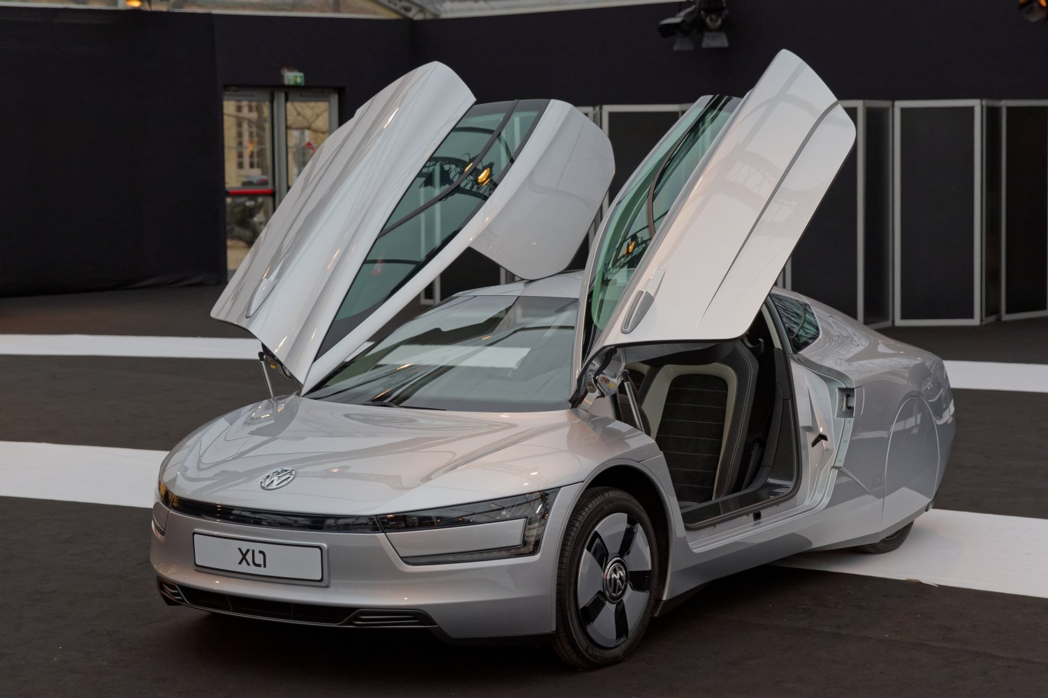 Gullwing doors with ultra-aerodynamic sleek body design