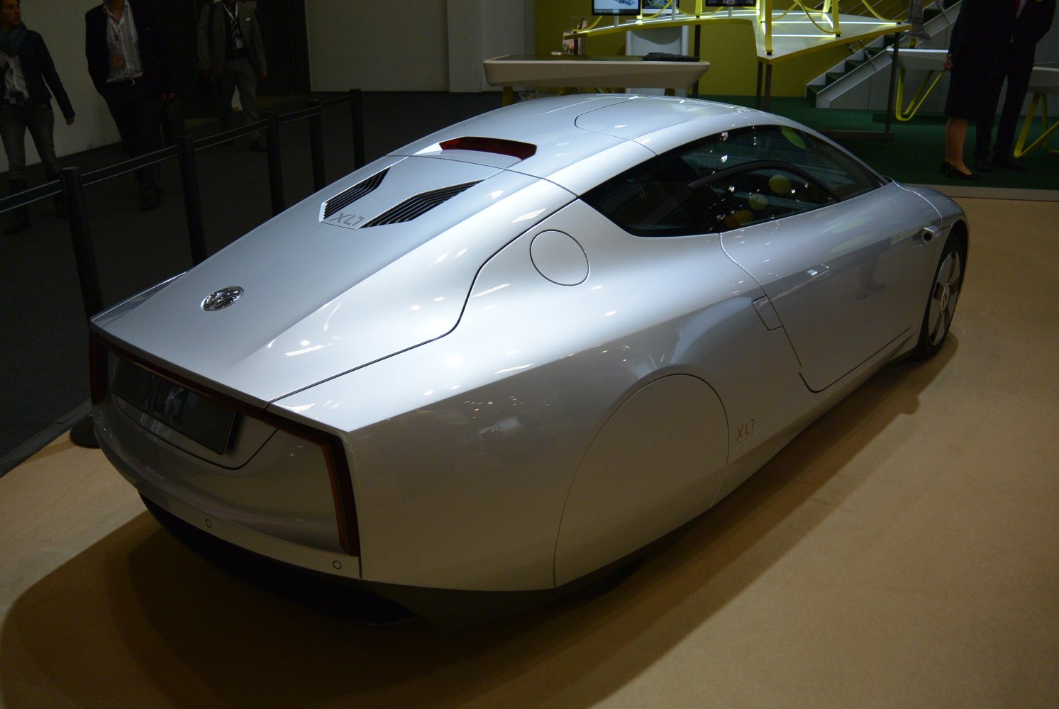 Aerodynamic rear design with covered rear wheels