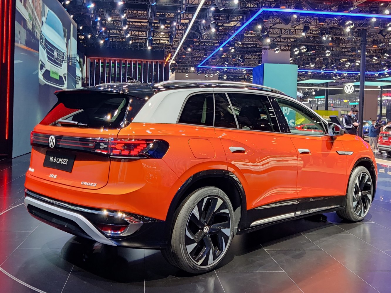 Rear and side view of an electric SUV with sporty wheels and two-tone paint
