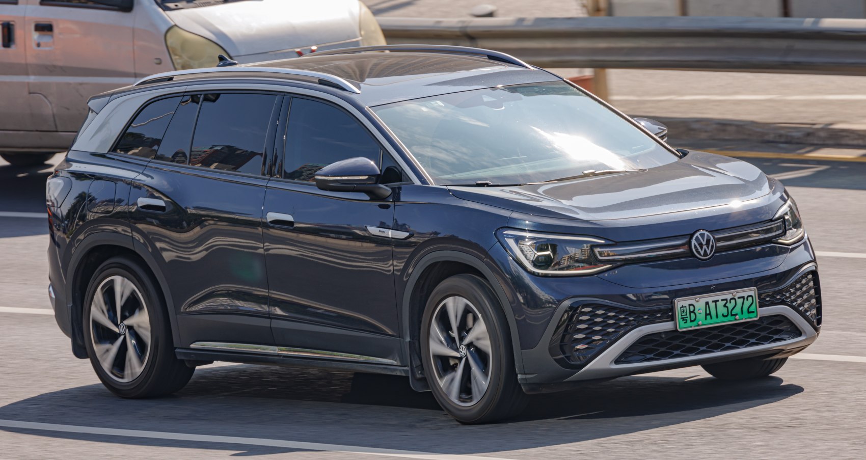 Front side view with LED headlights and alloy wheels