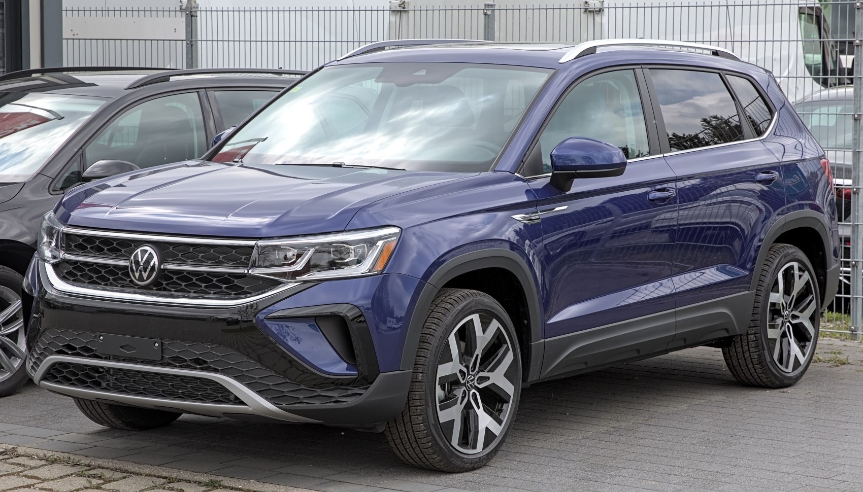 Front three-quarter view of SUV with grille and alloy wheels