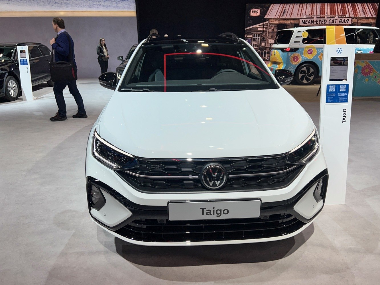 Front view with LED headlights and honeycomb grille
