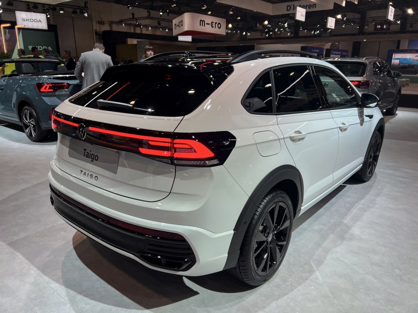 Rear view with LED tail lights and black roof