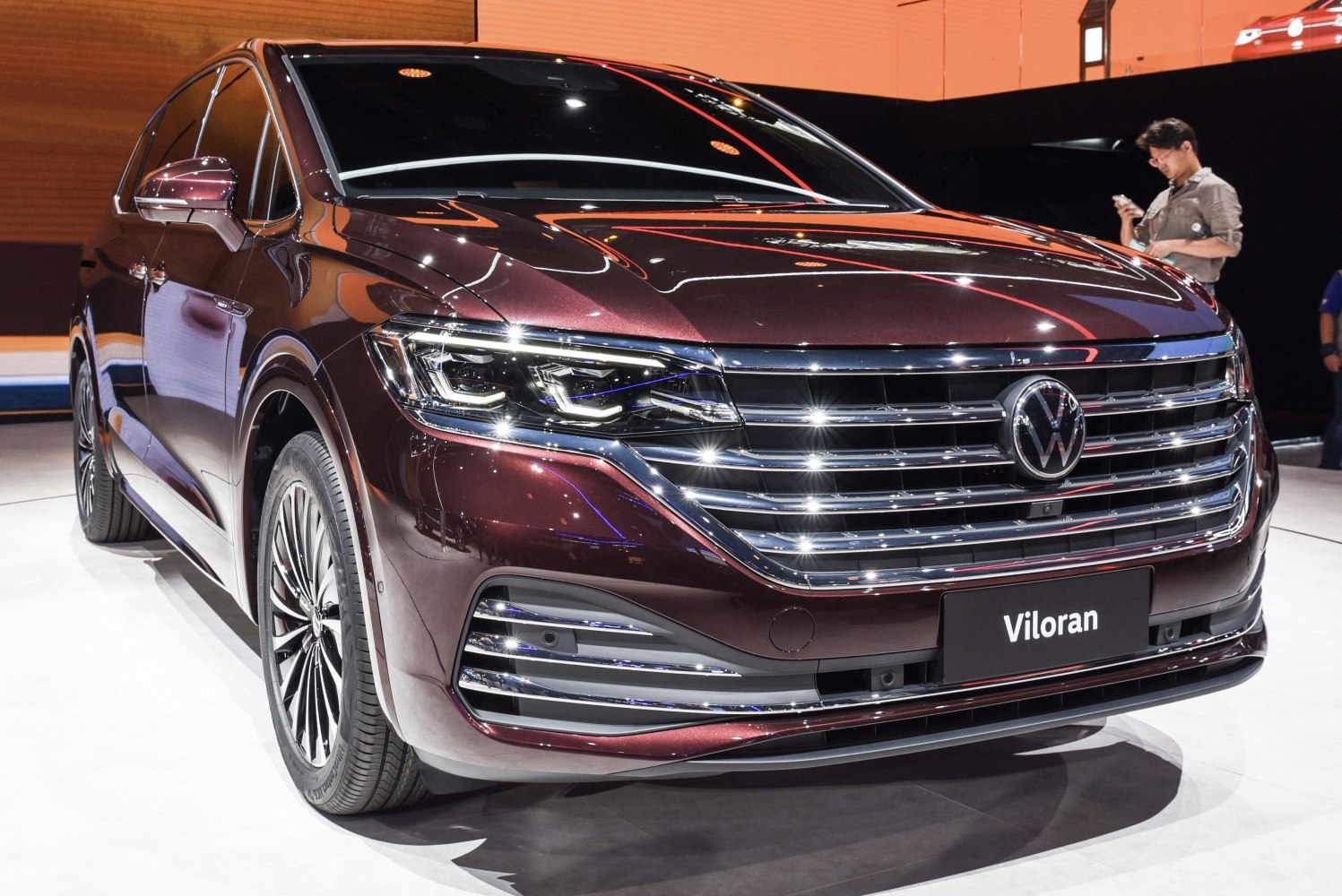 Front grille and LED headlights with chrome details