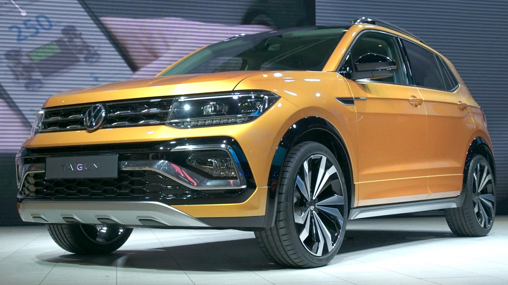 Front side with LED headlights and alloy wheels