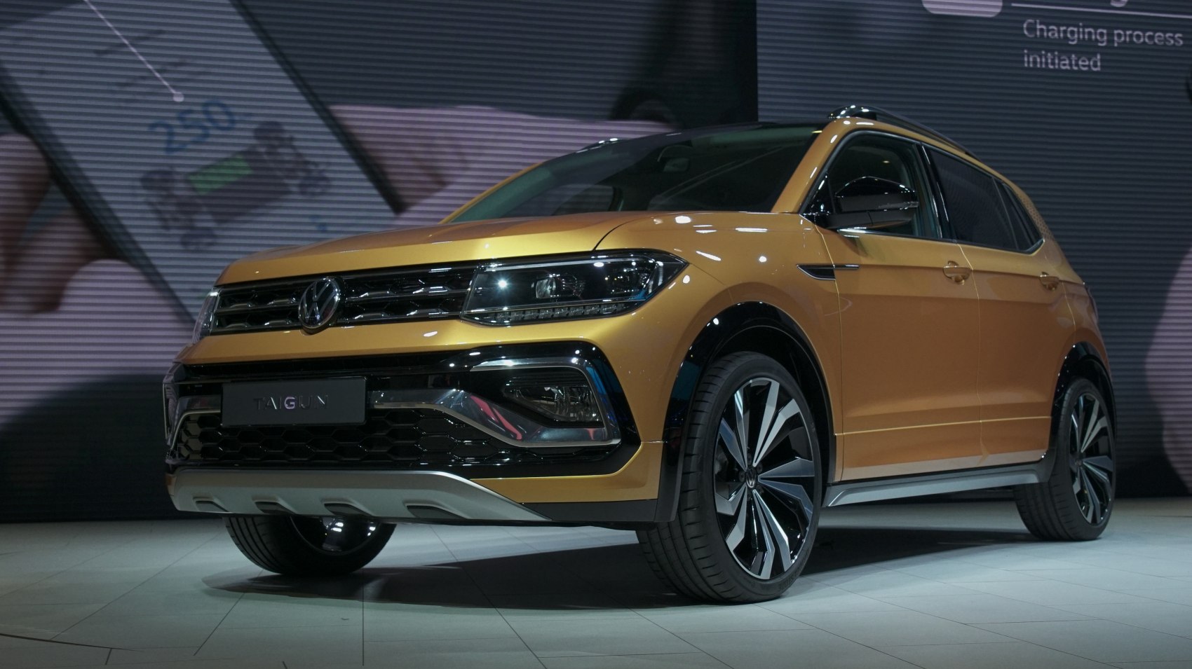 Modern SUV front and side profile with stylish wheels and headlights