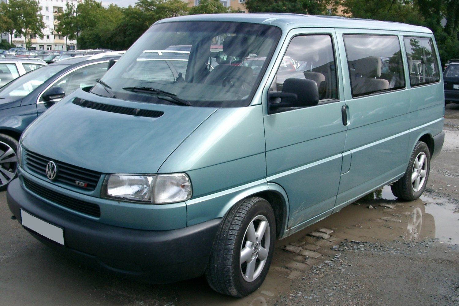 Front-side view of facelift Volkswagen Caravelle T4 van with TDI badge