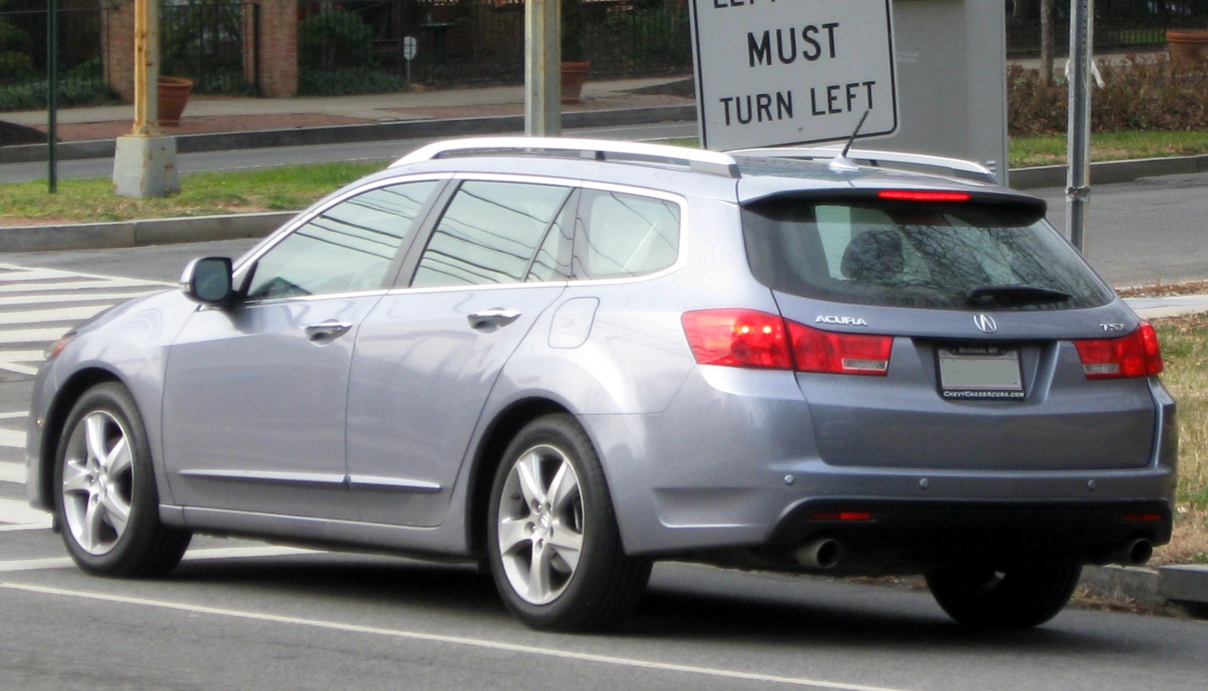Rear three-quarter view of 2011 wagon with roof rails and five-spoke alloy wheels