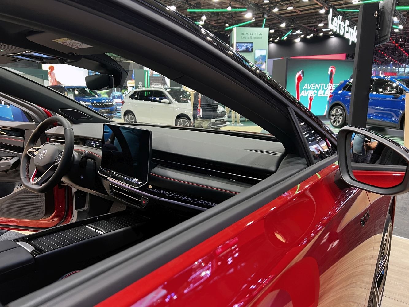 Digital dashboard and central touchscreen display
