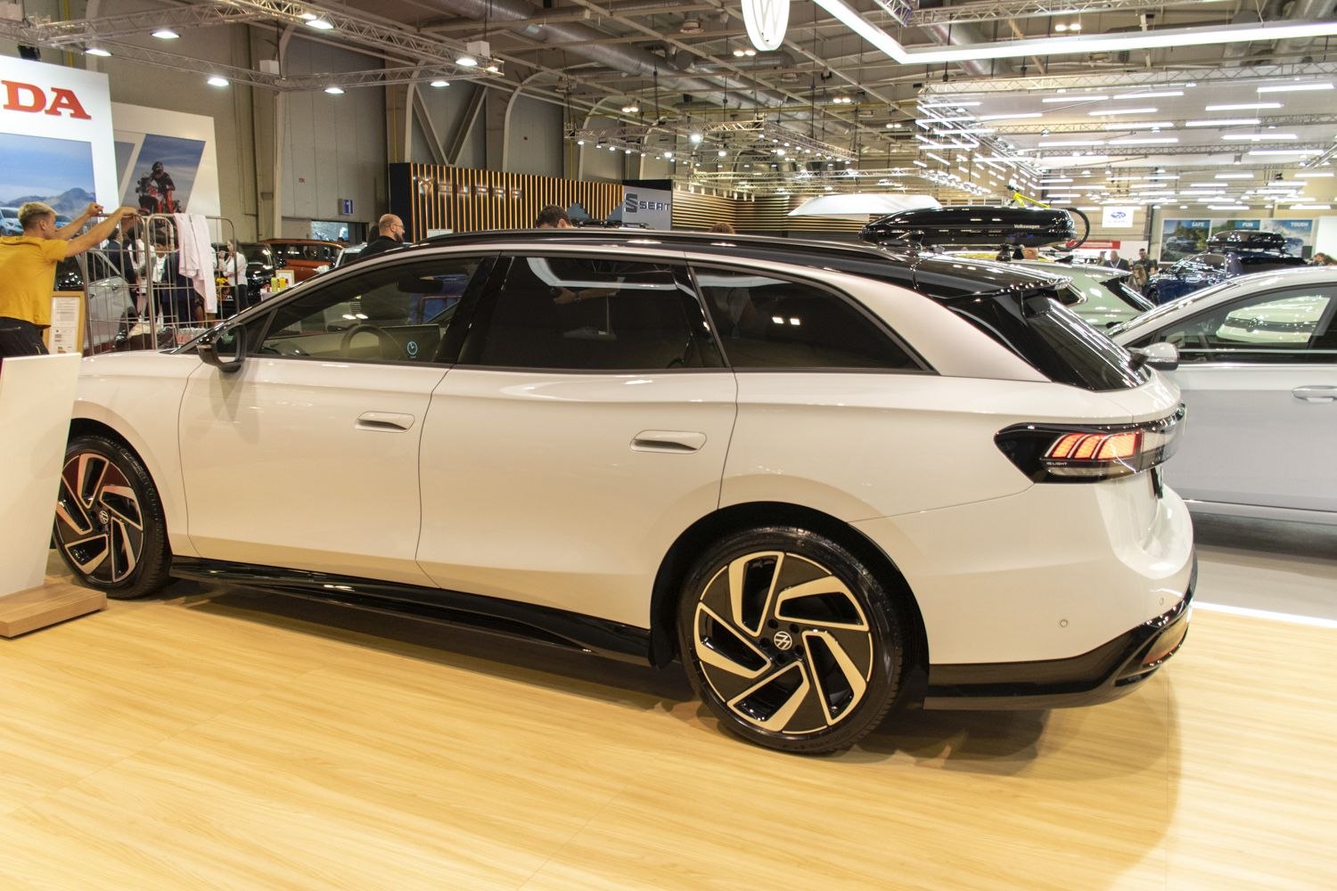 Side profile of electric wagon with aerodynamic wheels and roof cargo box