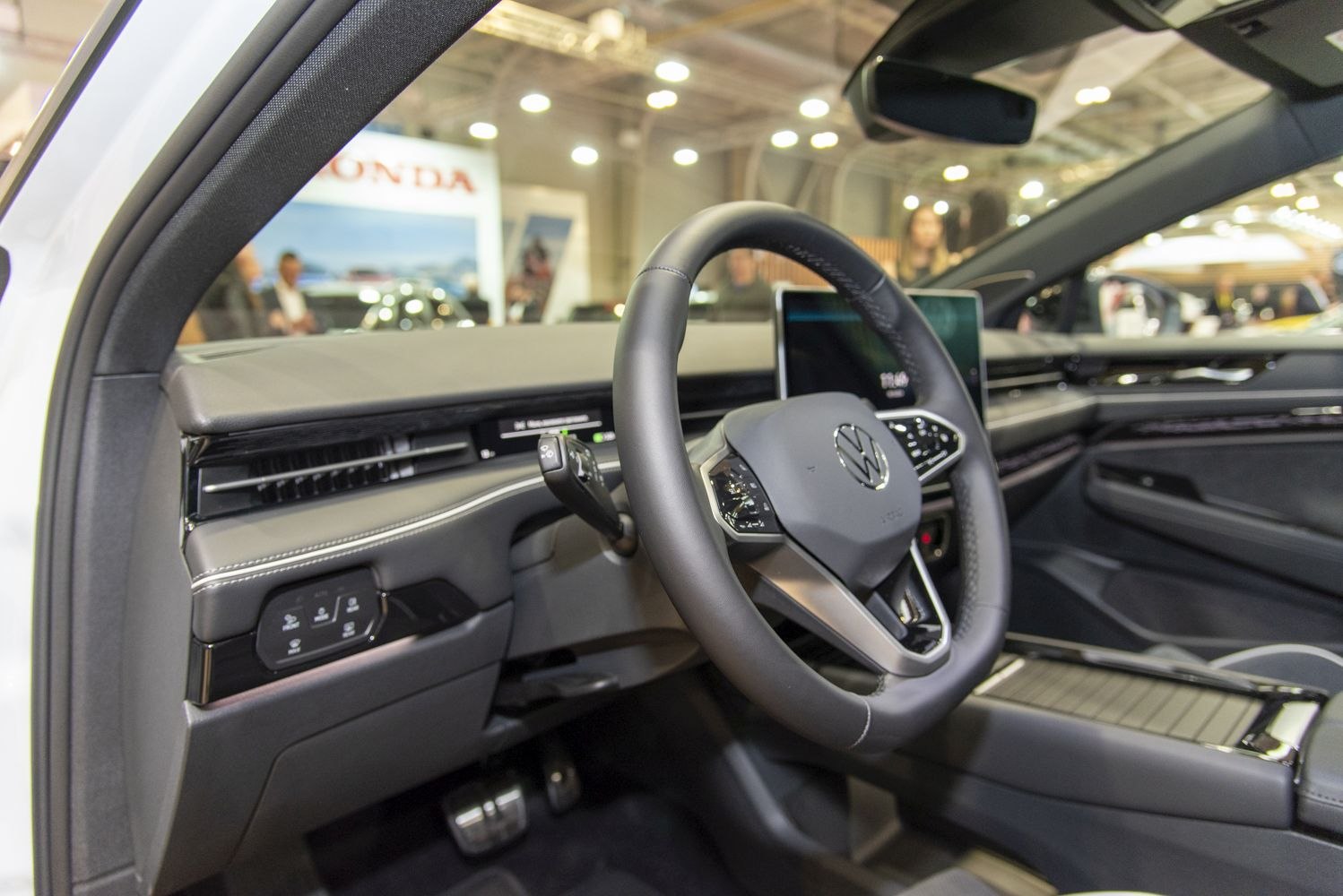 Steering wheel and digital dashboard with touchscreen