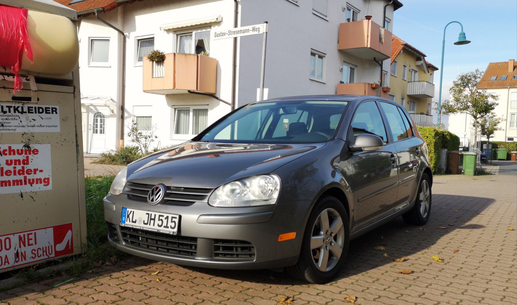 Front and side view of a 5-door hatchback on urban pavement