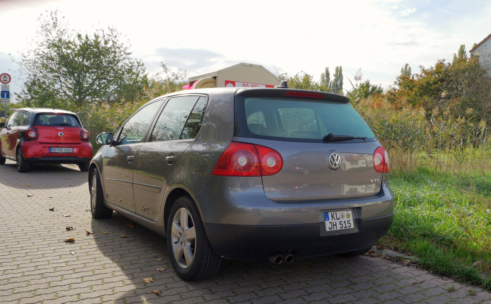 Rear view of 5-door hatchback with dual exhaust and round taillights
