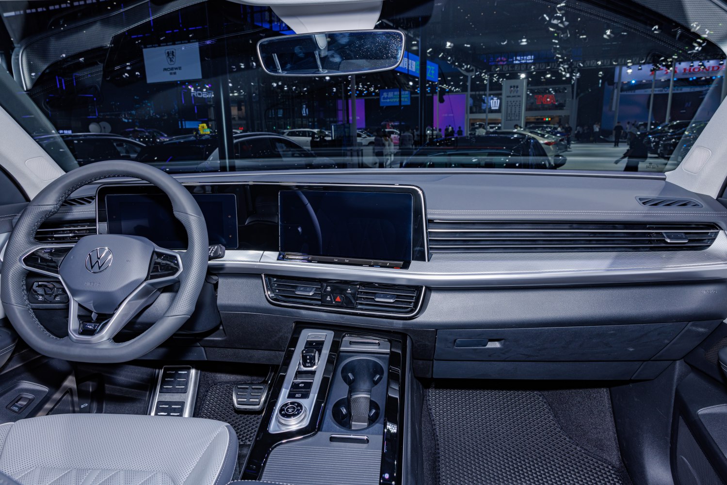 Digital dashboard, multifunction steering wheel, center console with gear selector