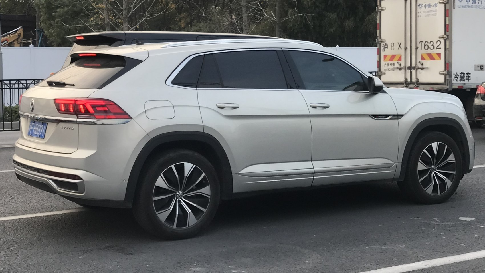 Side and rear view of a silver SUV with alloy wheels and LED tail lights
