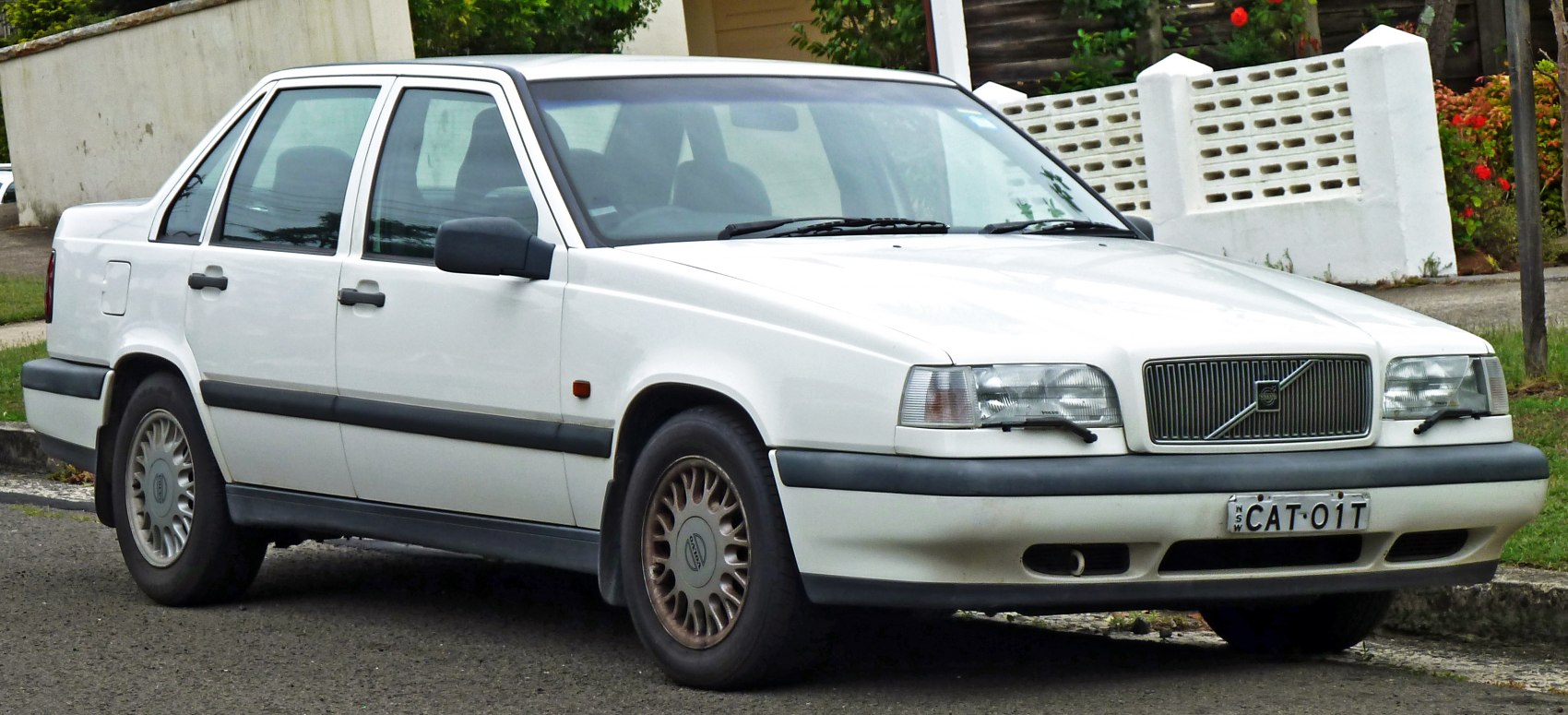 Front-side profile of a classic sedan with grille and headlight wipers