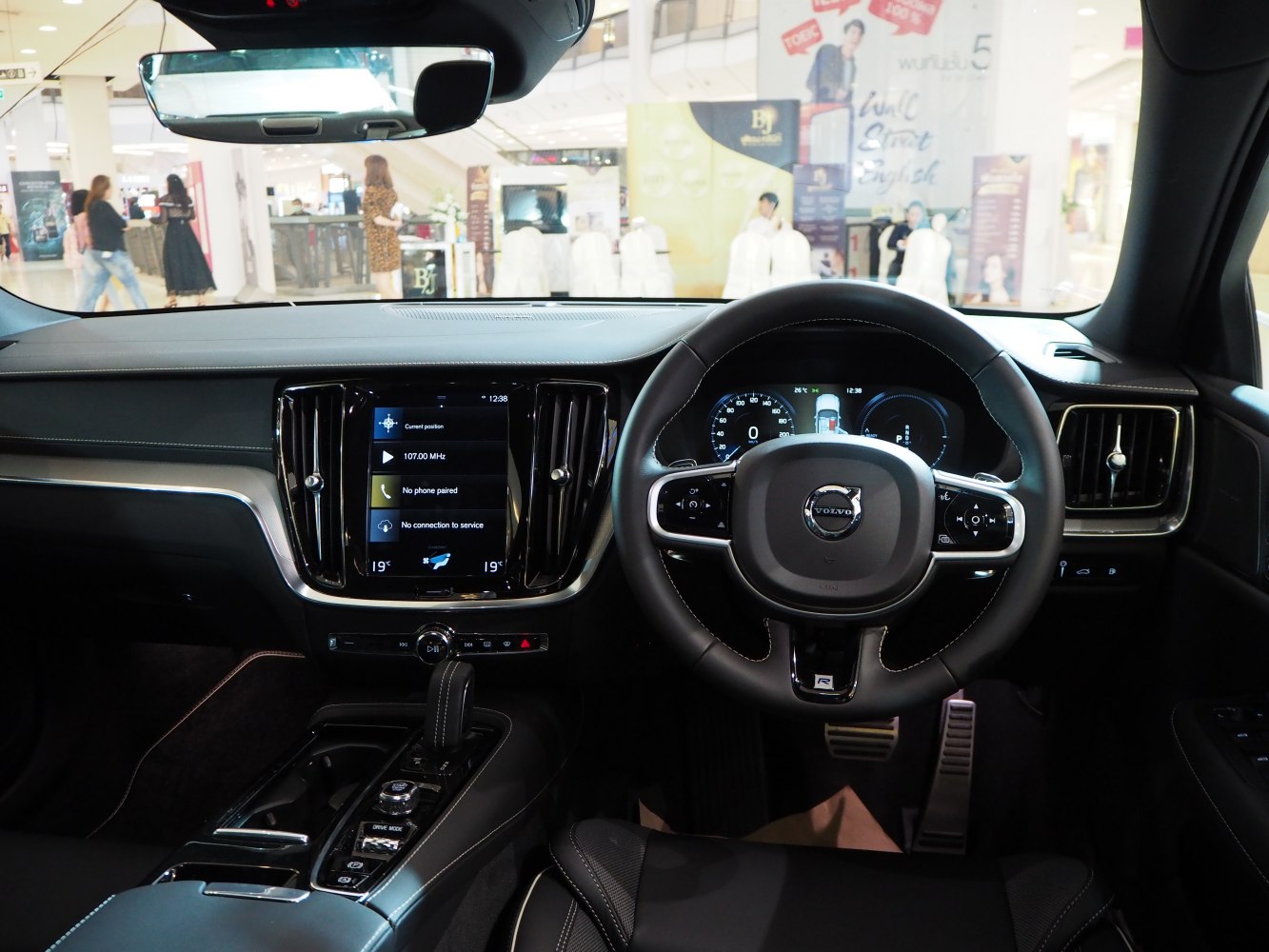 Digital instrument cluster and central touchscreen infotainment system