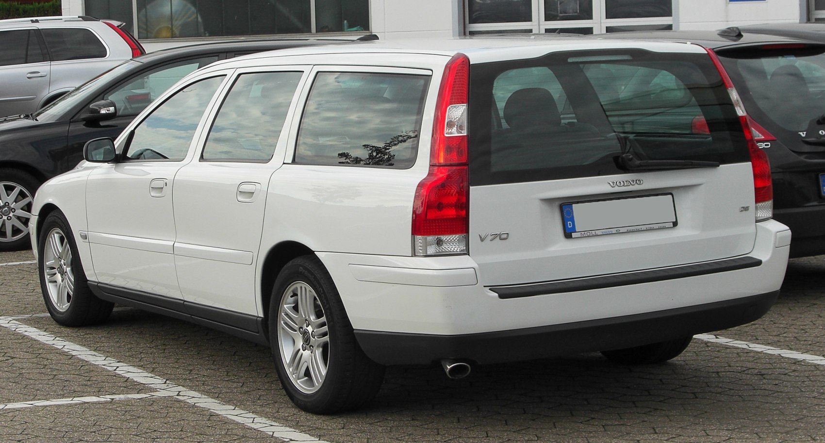 Rear and side profile of an estate with vertical taillights and large rear window
