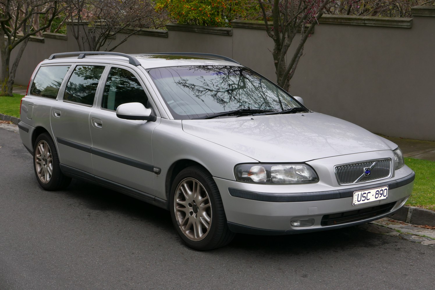 Front-side view of a silver station wagon with alloy wheels and roof rails.