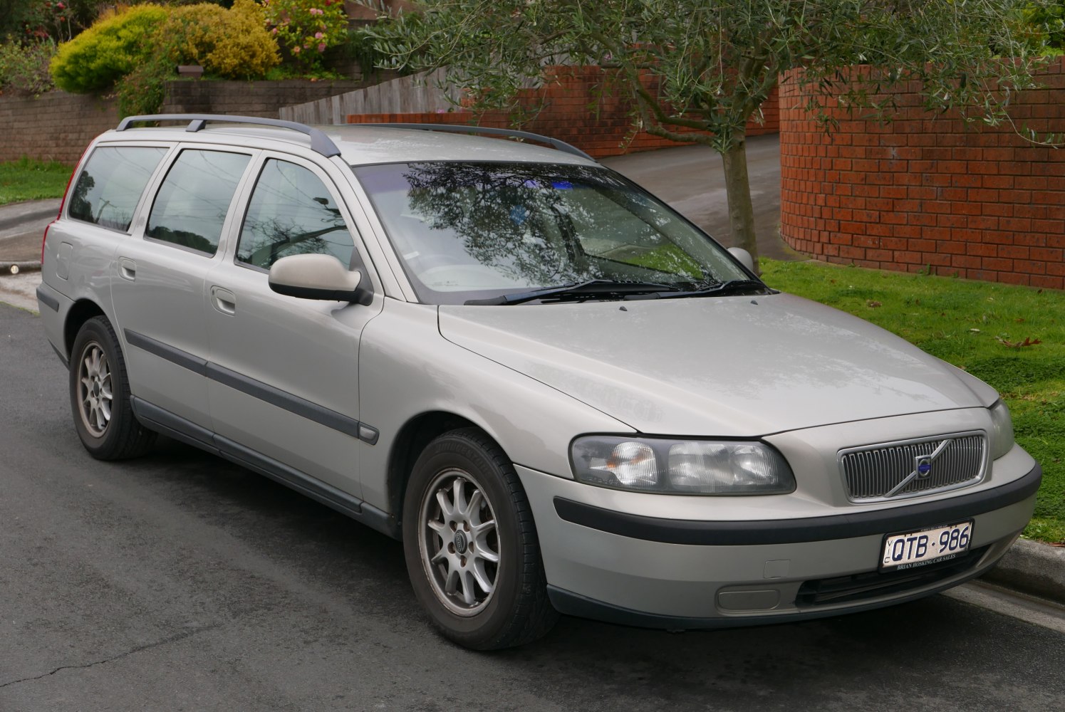 Silver station wagon front side profile with roof rails and classic grille