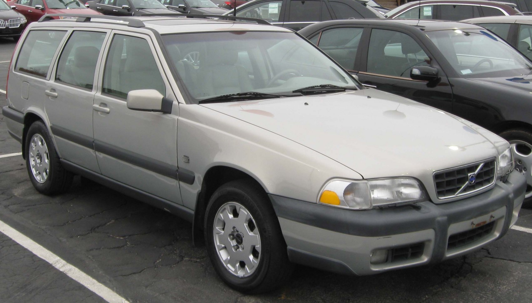 Front three-quarter view of 1990s station wagon with roof rails