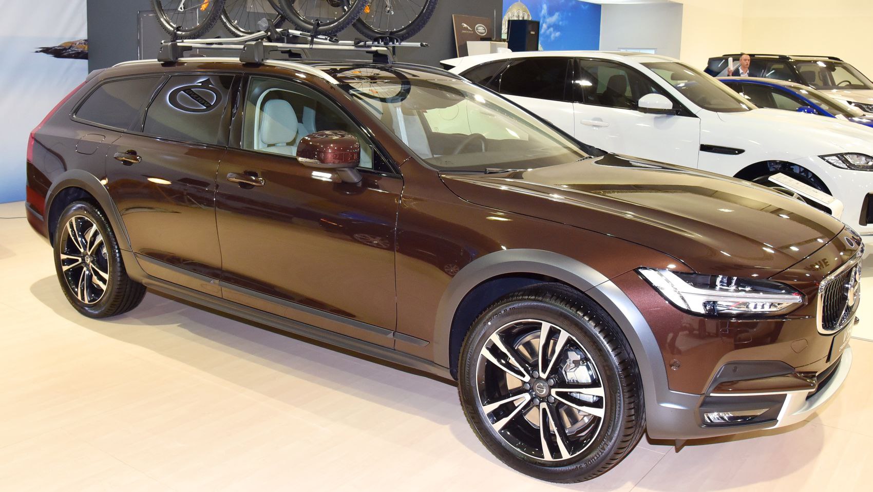 Wagon with roof bike rack and stylish alloy wheels