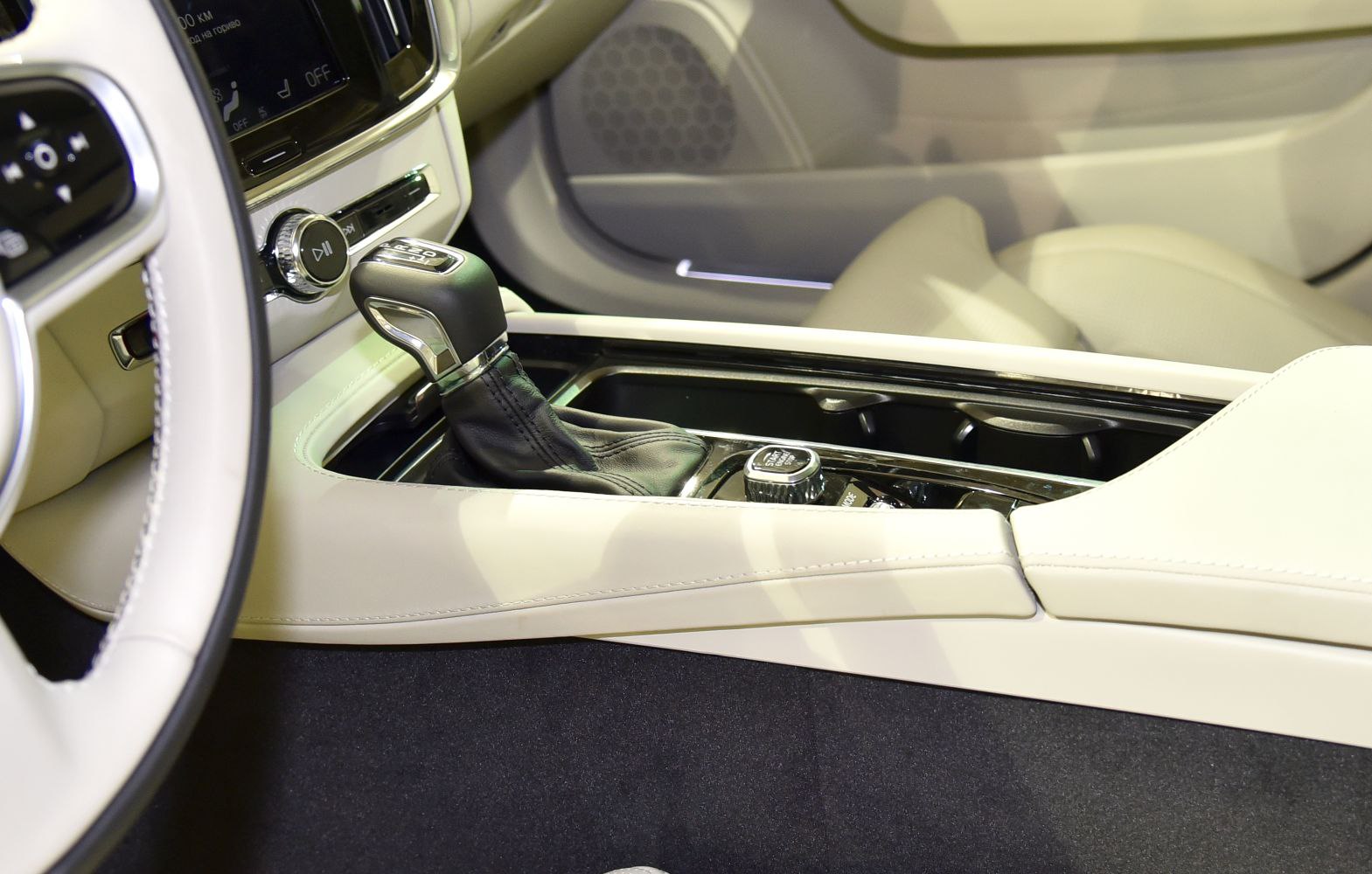 Automatic gear shift lever and center console with control knob