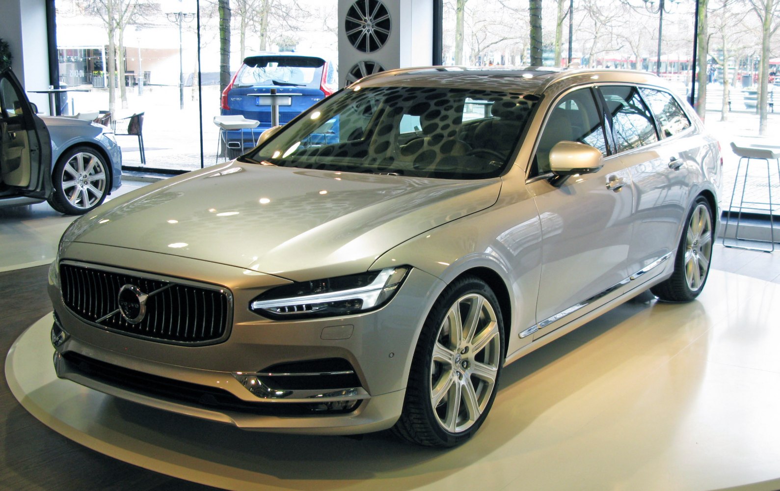 Front-side view with LED headlights and aluminium rims