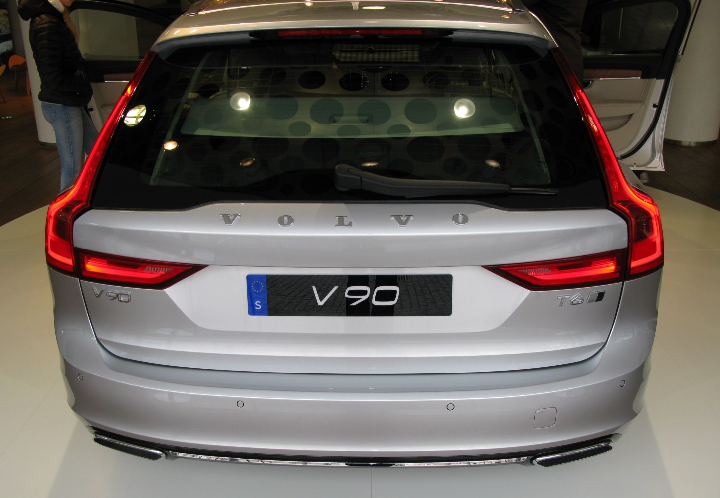Distinctive rear view with angular tail lights and T6 badge
