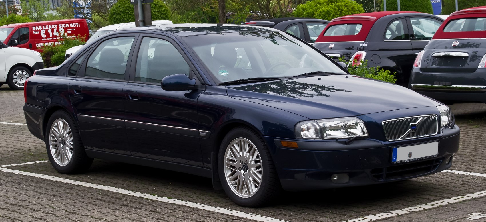 Classic 1999 sedan with distinct grille and alloy wheels
