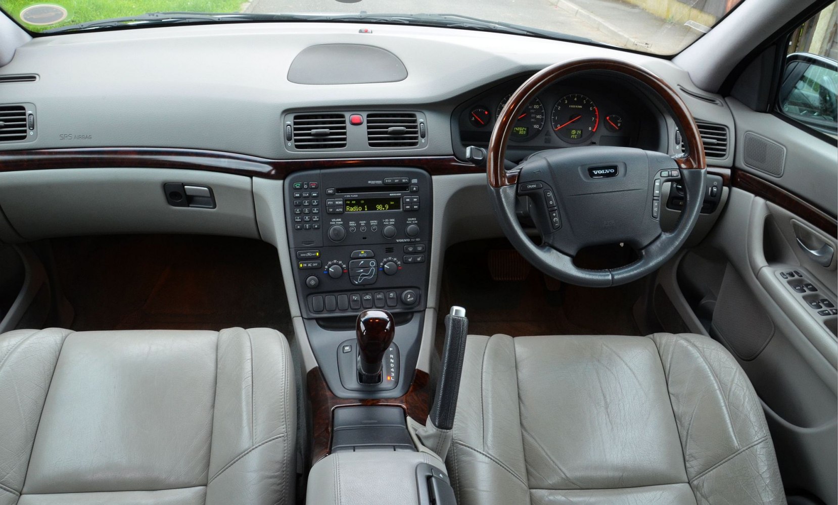 Dashboard with wood trim, multifunction steering wheel, center console controls