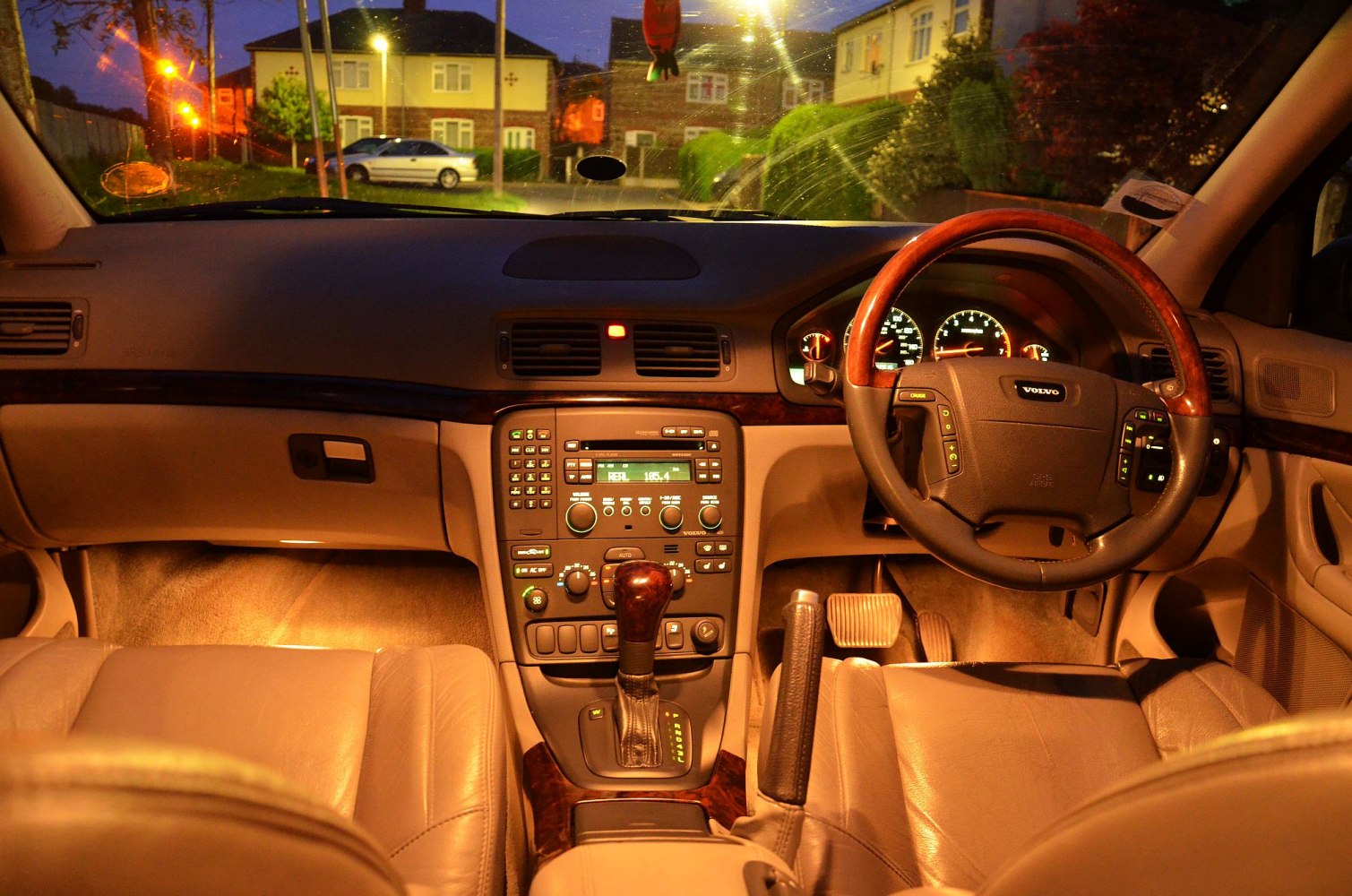 Wood-trimmed steering wheel and classic dashboard with automatic gear shift