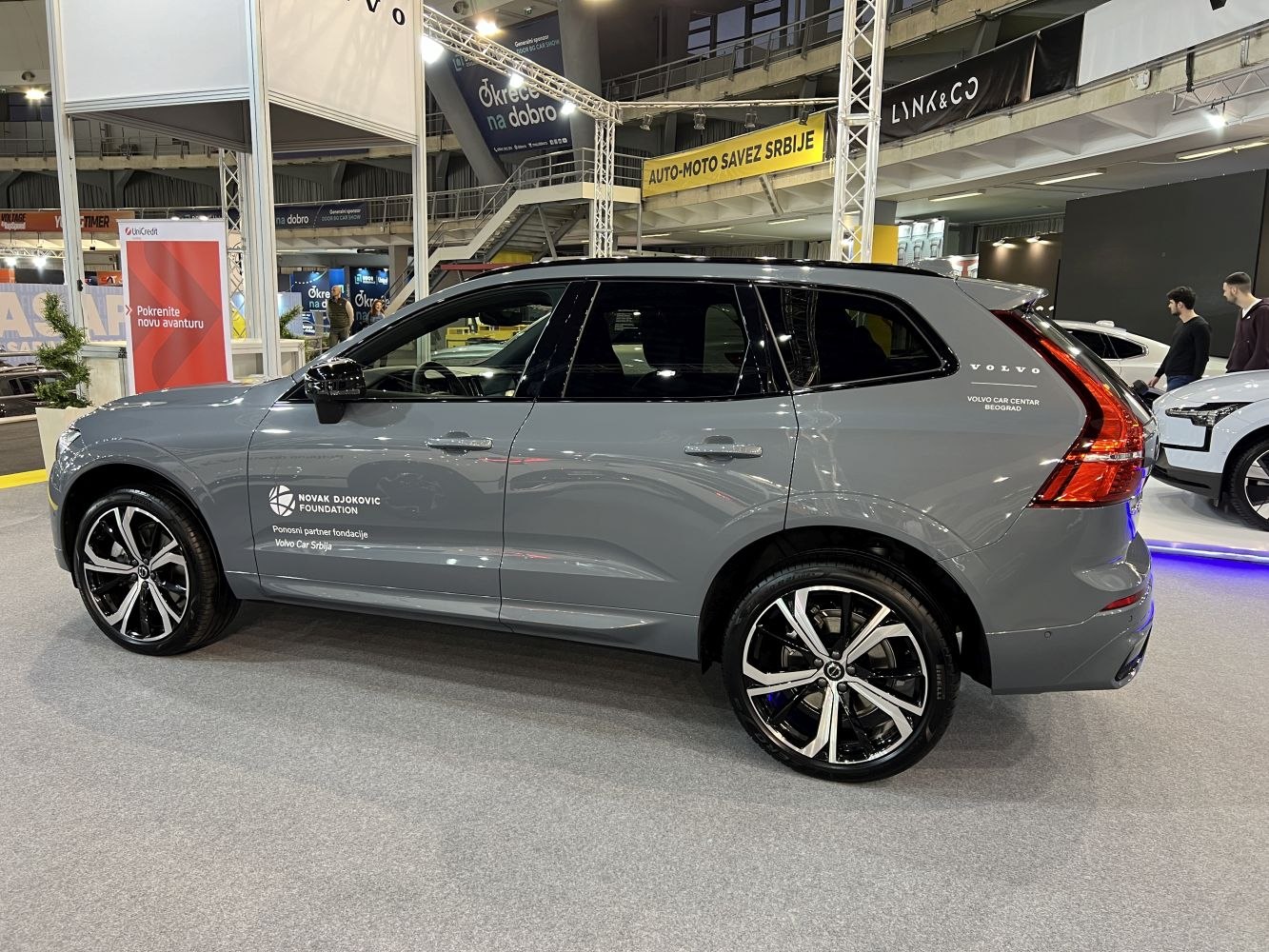 Side profile with modern alloy wheels and sleek gray SUV design
