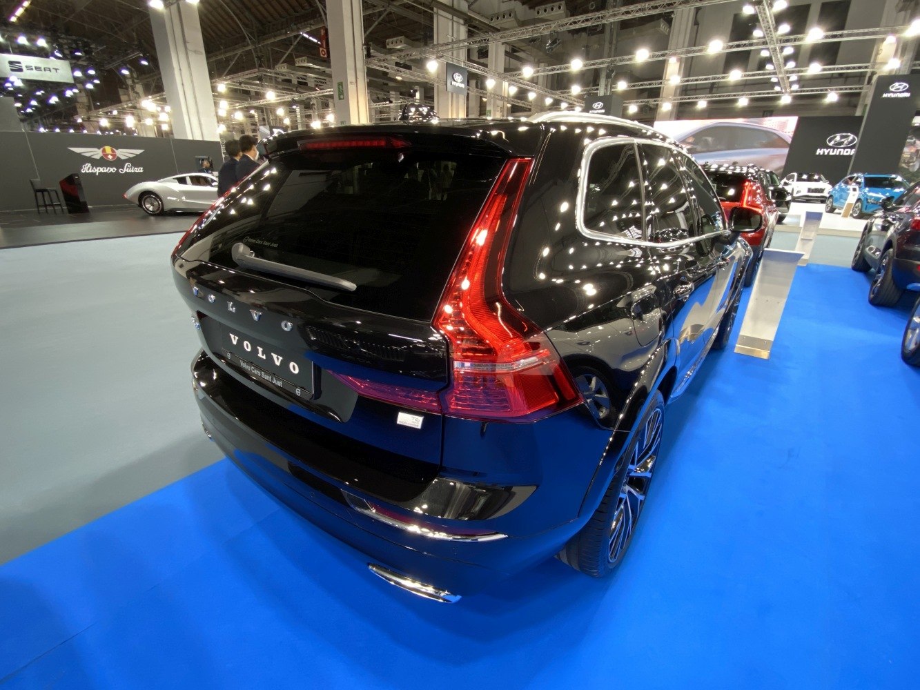 Rear view with vertical taillights and sporty alloy wheels