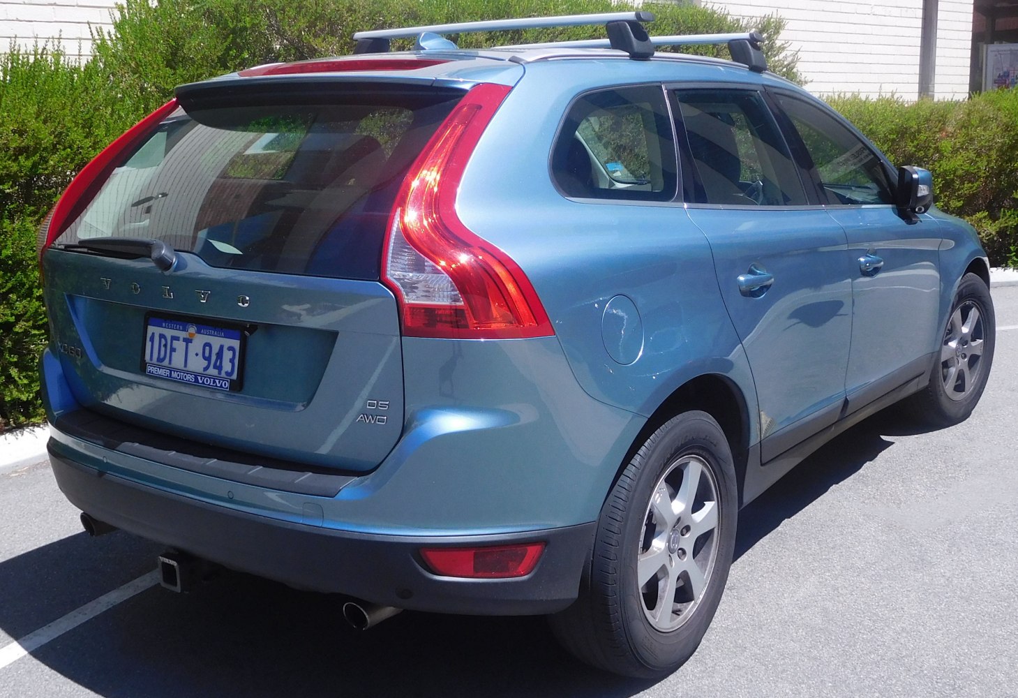 Rear and side profile featuring D5 AWD badge, vertical tail lights, and roof rails.