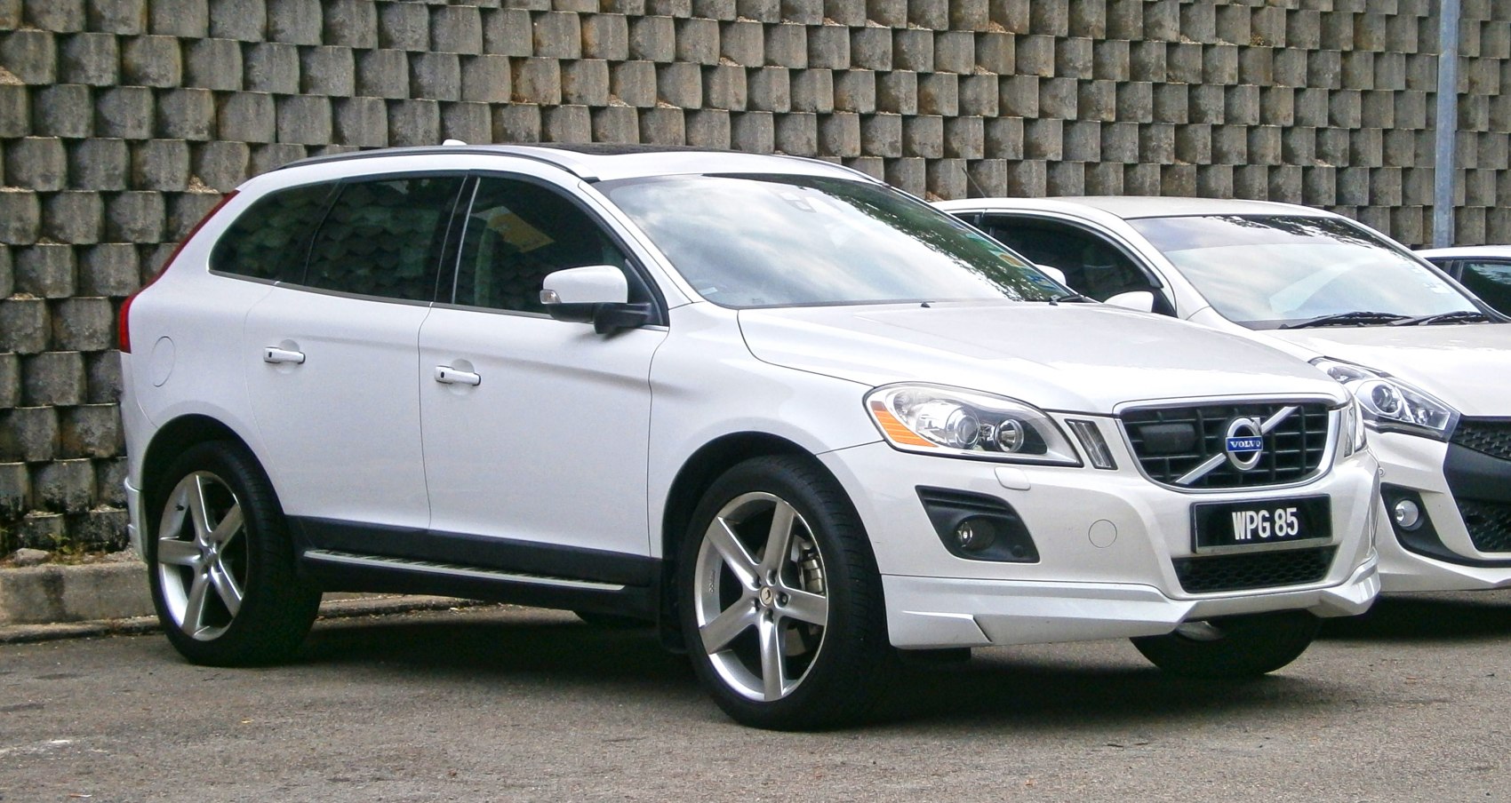 Front side with headlights and alloy wheels