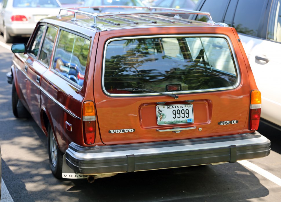 Rear view of 1970s station wagon with roof rack and rectangular taillights