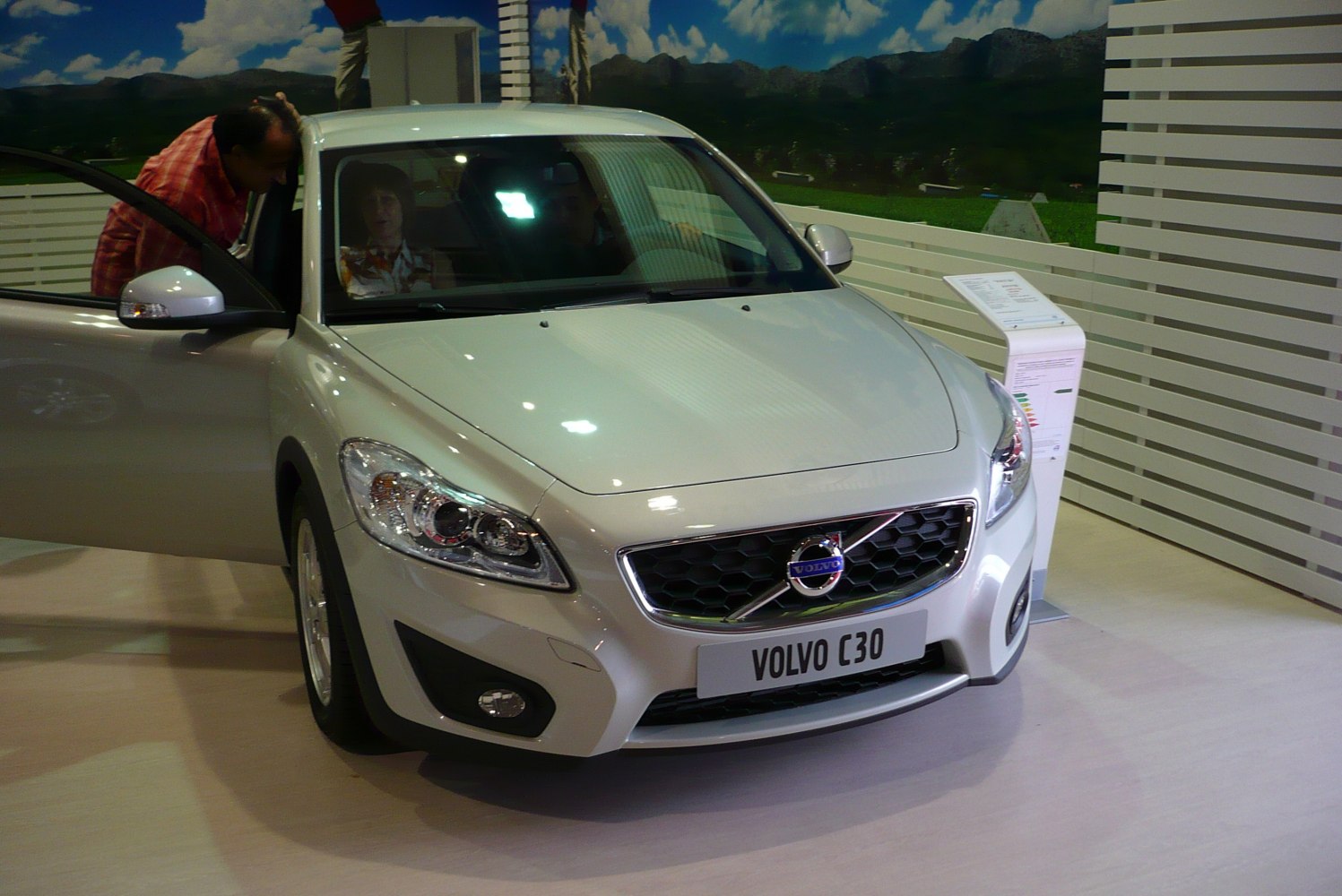 Front view with hexagonal grille and modern headlights