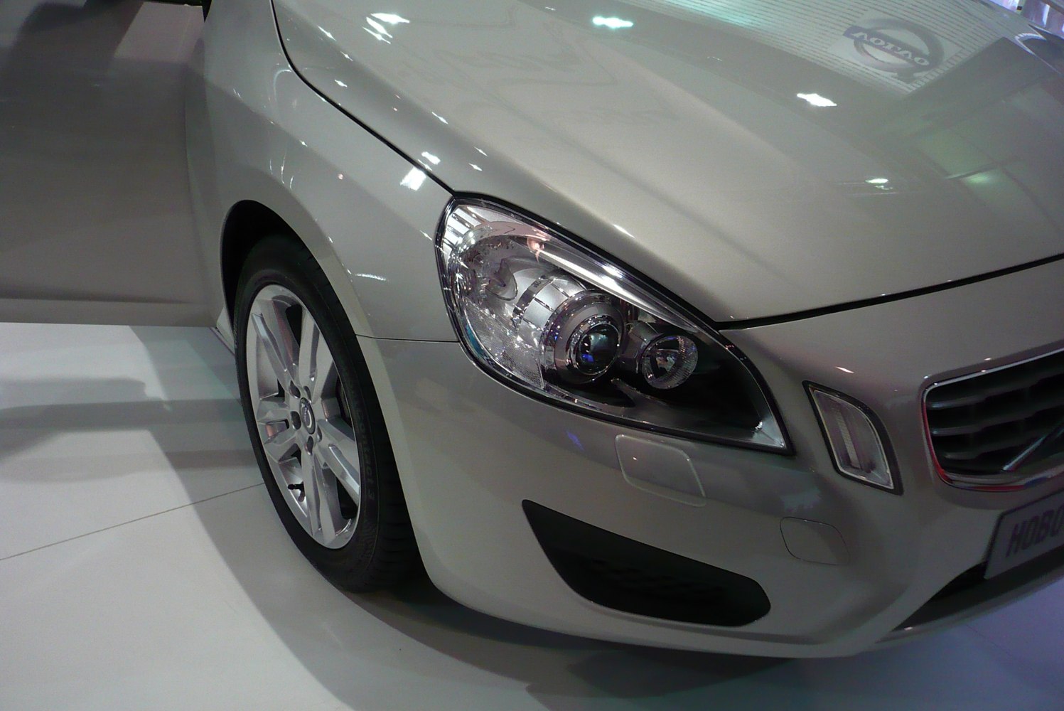 Front headlight and alloy wheel close-up