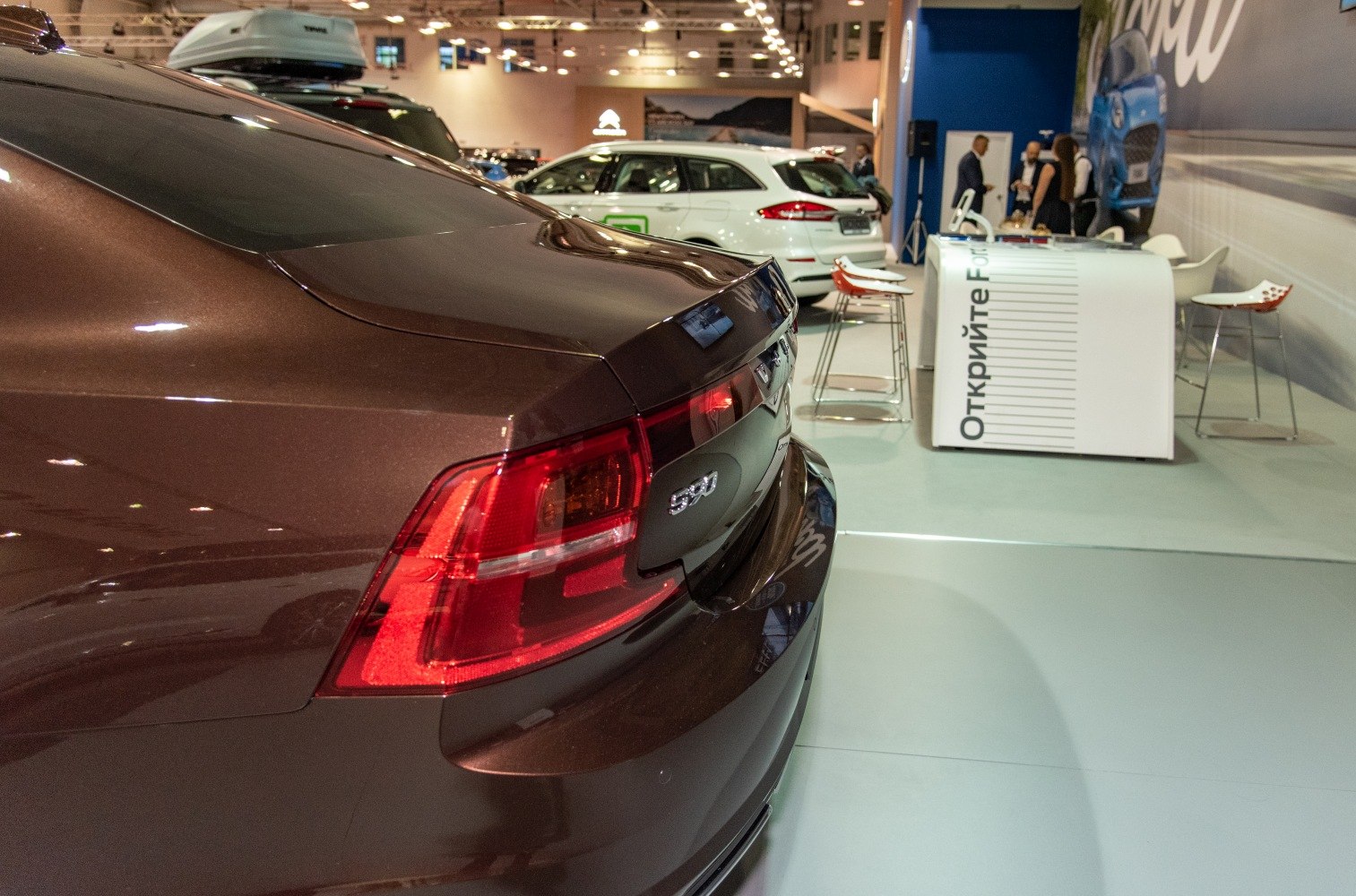 Volvo S90 rear taillight and trunk curvature in close-up view