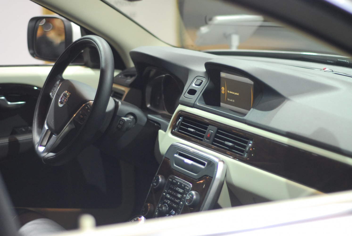 Dashboard and steering wheel with infotainment screen and center console