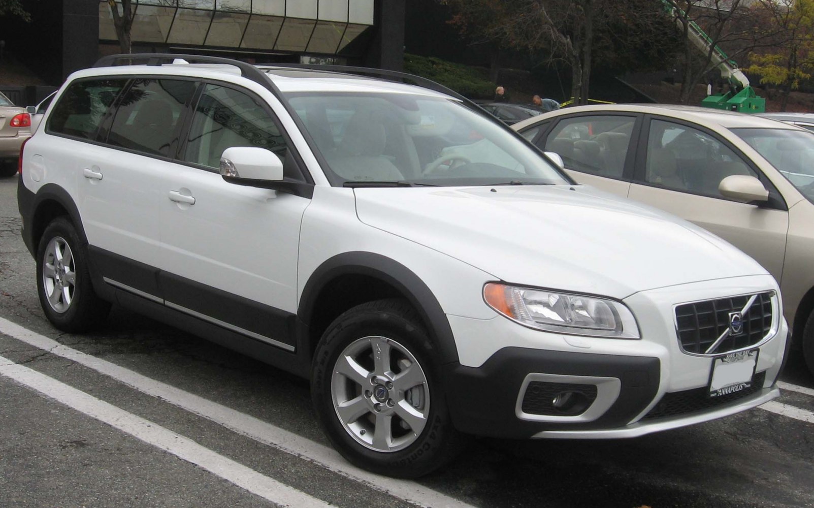White SUV with black trim, silver roof rails, and alloy wheels