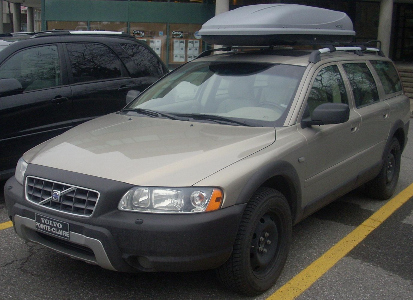 Front-side view of wagon with roof box and black plastic bumper
